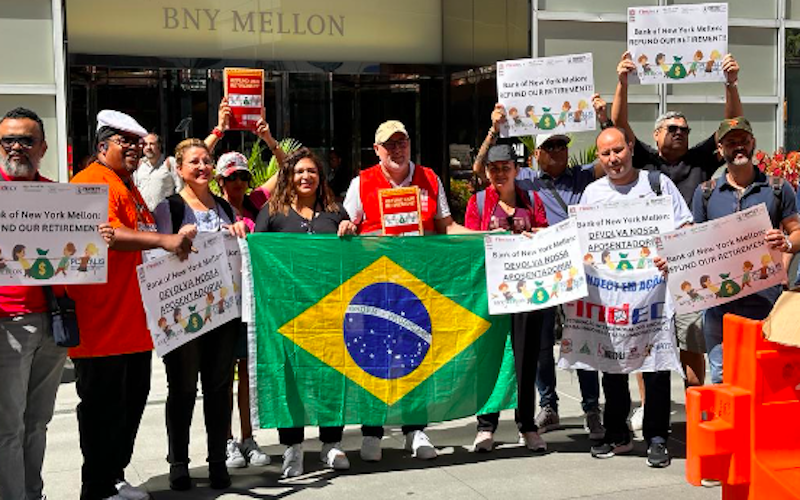 Em frente ao BNY Mellon, bancários defendem aposentadoria dos